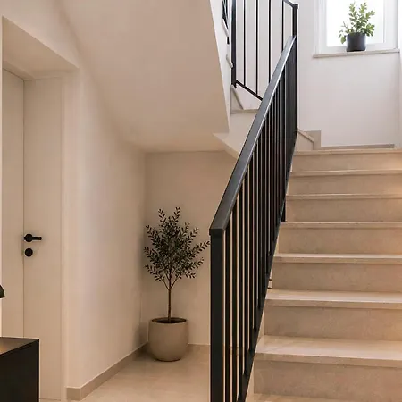 2 Bedroom Stunning In *